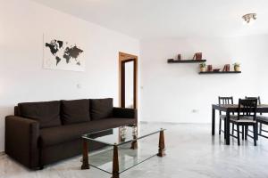een woonkamer met een bank en een tafel bij Exclusive Malaga Apartments with Cathedral Views and Auto Check-in in Málaga