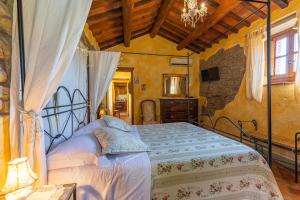Postel nebo postele na pokoji v ubytování Borgo Dolci Colline Resort Querce + 26 fotografií