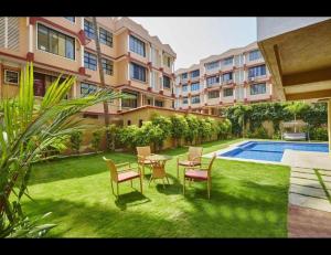 Bazén v ubytování Veeraas Strand Park Apartment by Alaya Stays nebo v jeho okolí