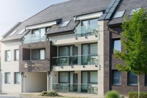 un edificio de apartamentos con balcones. en R31 Residence, en Sárvár