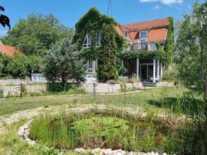 una casa con un jardín delante de ella en Relax & Wellness Villa Diósd, en Budapest
