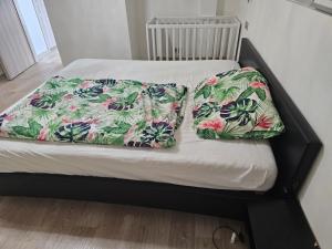 uma cama com duas almofadas em cima em Velký dům s krásnou zahradou em Kobylí