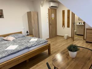 Posteľ alebo postele v izbe v ubytovaní Penzion U Kostela