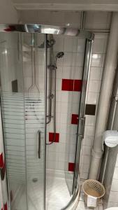 Et badeværelse på Le Sarciron 10 Duplex Le Mont Dore + 8 billeder