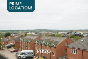 a building with a van parked in a parking lot at Homely and Cosy 3-bed Home in Lincoln by Renzo, Amazing Location, Close to Cathedral and Castle! in Lincolnshire