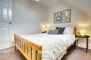 A bed or beds in a room at Inviting and Cosy 3-bed Home in Lincoln by Renzo, Amazing Location, Close to Cathedral and Castle!