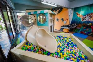 ein Spielzimmer mit Bällebad und großem Aquarium in der Unterkunft Holiday Villa Beach Resort Cherating in Cherating + 23 Fotos