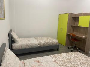 a bedroom with two beds and a desk and a deskablishthritisthritisthritisthritis at SweetHome in Lissone