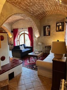 ベルゴデールにあるVilla de Charme "L'Ombria" cadre exceptionnelのベッドルーム1室(ベッド1台、ソファ付)