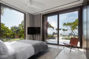 基布兹吉努萨尔YAMA Resort的一间带床和大窗户的卧室