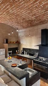 ベルゴデールにあるVilla de Charme "L'Ombria" cadre exceptionnelのキッチン(シンク、カウンタートップ付)