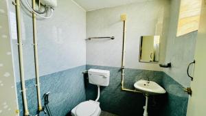 ティルチラーパッリにあるHotel Star Nivas, Srirangamのバスルーム(トイレ、洗面台付)