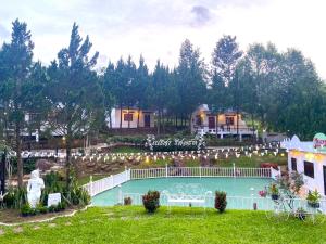 a house with a swimming pool in a yard at เนริสารีสอร์ท เขาค้อ in Ban Khao Ya Nua