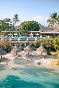 Blick auf das Resort vom Strand aus in der Unterkunft Bali Mandira Beach Resort & Spa in Legian