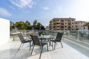 um pátio com uma mesa e cadeiras numa varanda em Artemis 1-Bedroom Apartment in Larnaca em Larnaka