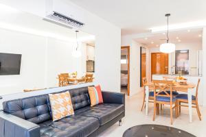 sala de estar con sofá y comedor en Myflats Premium Arenales Hills, en Arenales del Sol