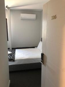 Ein Bett oder Betten in einem Zimmer der Unterkunft RED FLAG HOTEL