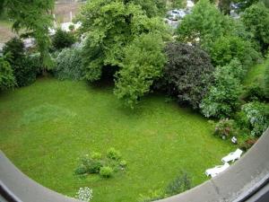 eine Luftansicht auf einen Garten mit grünem Gras und Bäumen in der Unterkunft Villa Martha in Badenweiler
