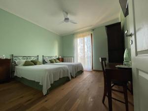 a bedroom with a bed and a ceiling fan at Agriturismo SetteLune in Bibbiano