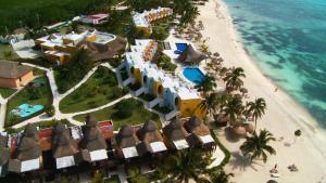 eine Luftansicht eines Resorts am Strand in der Unterkunft VR CLUB Tulum Riviera in Tulum
