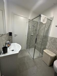 a bathroom with a shower and a sink at Cavour Apartment Center Bardolino in Bardolino