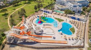 einen Luftblick auf einen Wasserpark mit einer Wasserrutsche in der Unterkunft ALEGRIA Costa Ballena Aquafun in Costa Ballena