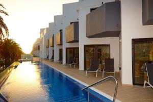 een hotel met een zwembad naast een gebouw bij ALEGRIA Barranco in Playa de las Americas