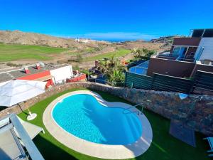 una imagen de una piscina en una casa en Villa with pool to getaway and relax, en San Bartolomé