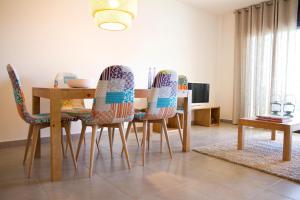 comedor con mesa y 4 sillas en SANTA SUSANNA Chic! Apartments by ALEGRIA, en Santa Susanna