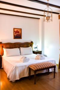 una camera da letto con un letto e due asciugamani di ALEGRIA Bodega Real a El Puerto de Santa María