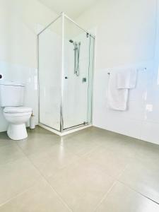 a bathroom with a shower and a toilet at 2B house with private entry free parking 4mins to Airport in Melbourne