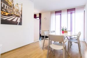 Homefy Altstadt Apartment für 6 Personen, mit 2 Bädern und Balkon في دوسلدورف: غرفة طعام مع طاولة وكراسي