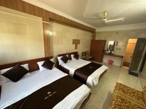 Hotel Dhruv Palace客房内的一张或多张床位