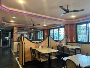 Hotel Dhruv Palace的休息区