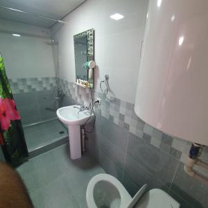 y baño con lavabo, aseo y ducha. en Sherxan House, en Samarkand