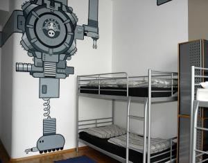 Palanda nebo palandy na pokoji v ubytování Heart of Gold Hostel Berlin