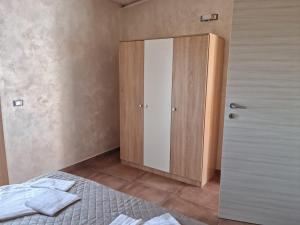 1 dormitorio con armario y 1 cama con toallas en Vista Allaro, en Caulonia
