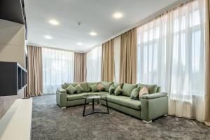 a living room with a couch and some windows at Mona Hotel and Cottages in Sütǝmurdov