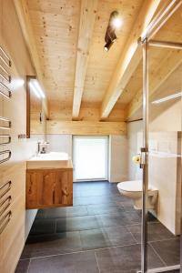 een badkamer met een wastafel en een toilet bij Alpenstolz Damüls Haus 1 - Stilvoll urlauben in den Bergen in Damuls