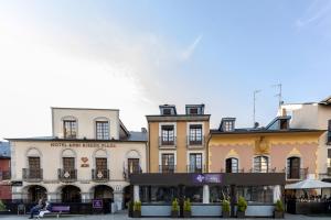 um grupo de edifícios numa rua da cidade em Hotel Aroi Bierzo Plaza em Ponferrada