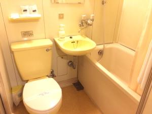 een kleine badkamer met een toilet en een wastafel bij Kisyaba Hotel in Kagoshima