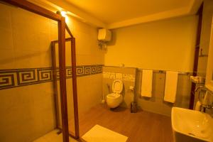 een badkamer met een toilet en een wastafel bij Amani Safari Lodge and Restaurant in Arusha