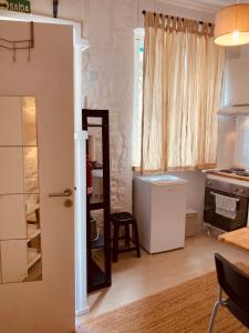 een kamer met een keuken met een koelkast en een plank bij Casa Camões II in Porto