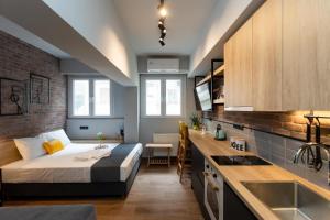 塞萨洛尼基Valaoritou 3 Luxury Rooms的一间带床和厨房的小卧室