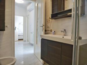 格拉多FIORE DI MARE - Delizioso bilocale con posto auto vicino al porto的带水槽和马桶的浴室 更多26张照片