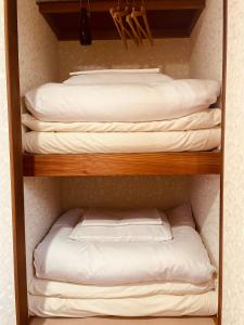 富士河口湖的住宿－SAMURISE NORTH，衣柜里配有四个白色枕头