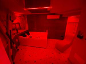Un lugar para sentarse en REBEL SUITE cross 20 fotos más