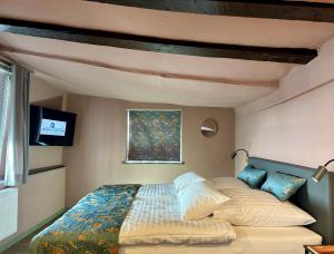 Säng eller sängar i ett rum på COTTAGES BY RHEIN-SUITES BOPPARD