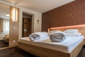 Posteľ alebo postele v izbe v ubytovaní Apartments Tschanun