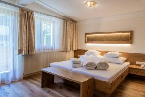 sypialnia z łóżkiem z ręcznikami w obiekcie Apartments Tschanun w mieście Gaschurn